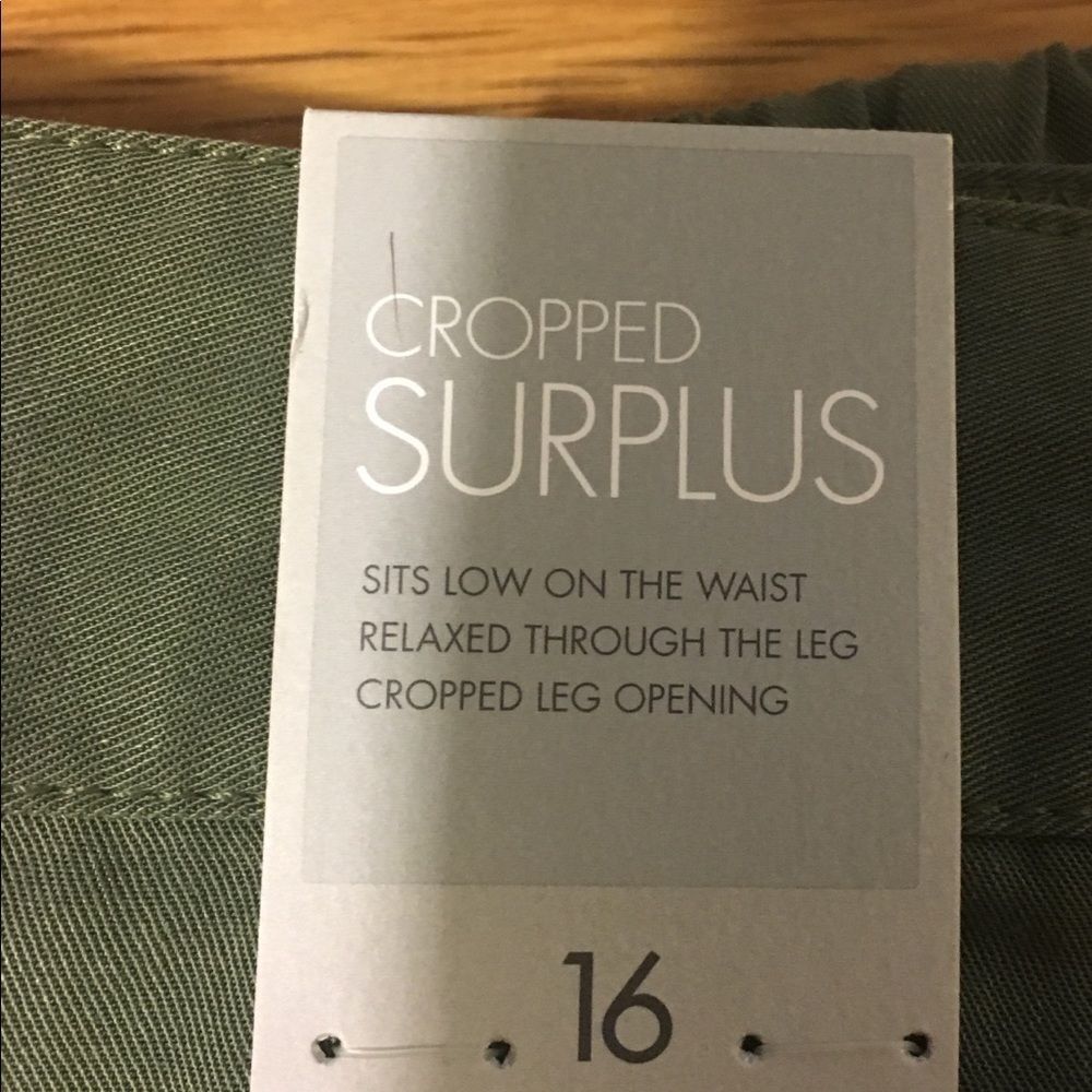 Gap Cropped Surplus - Picture 3 of 4